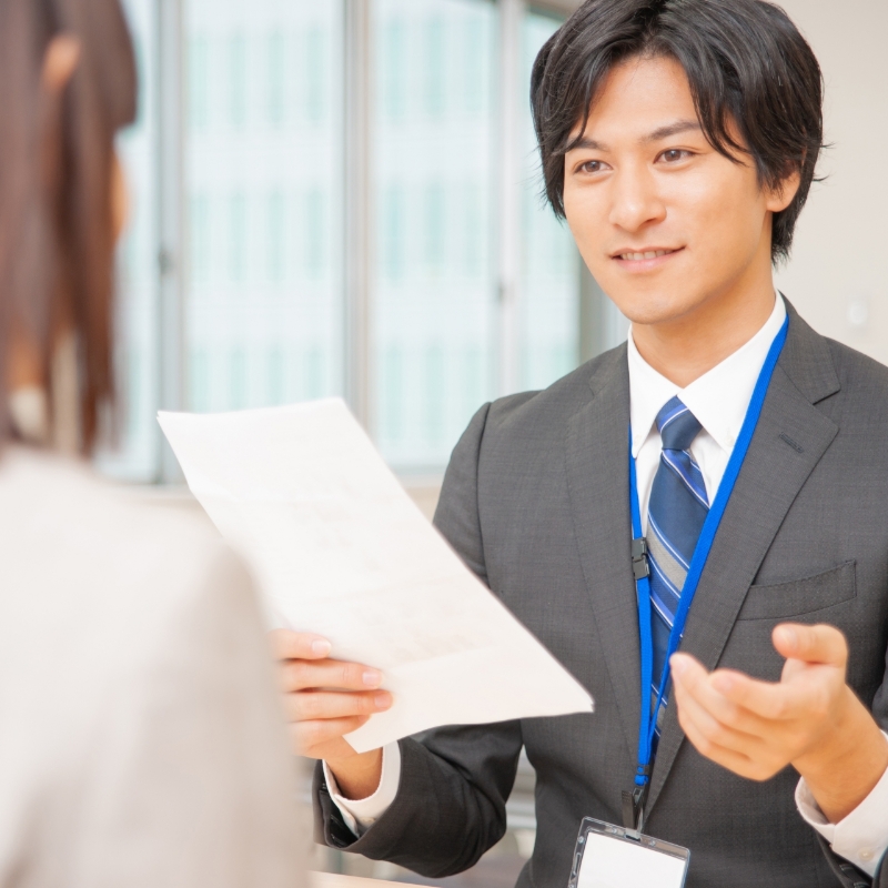 男性の社員が転職のサポートをしている様子